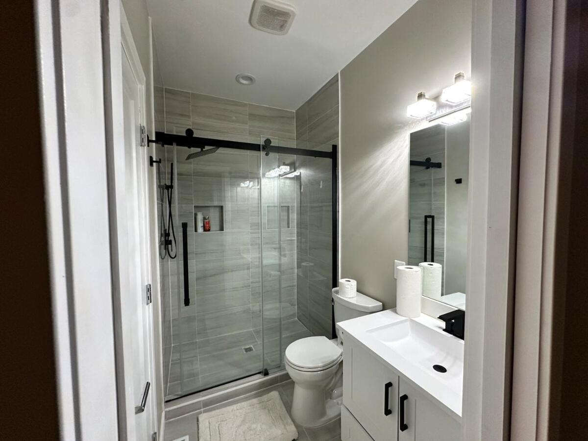 Holiday home Luxurious 4br With Patio And Parking X Fits 8 To 10 *