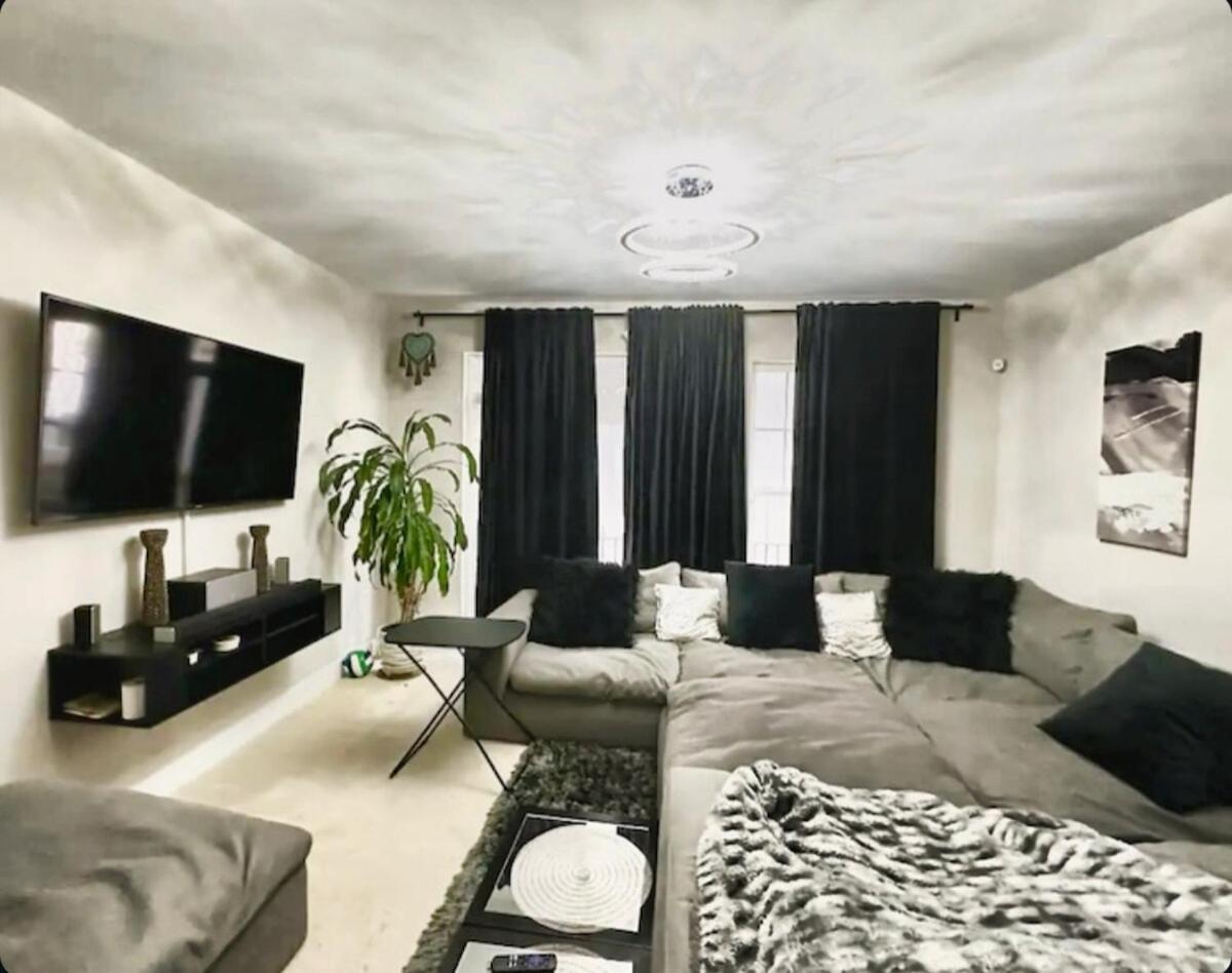Holiday home Luxurious 4br With Patio And Parking X Fits 8 To 10