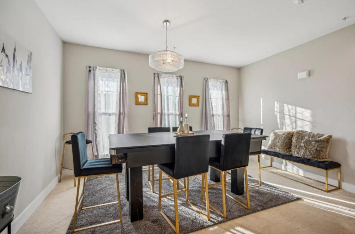 Luxurious 4br With Patio And Parking X Fits 8 To 10 Holiday home Washington